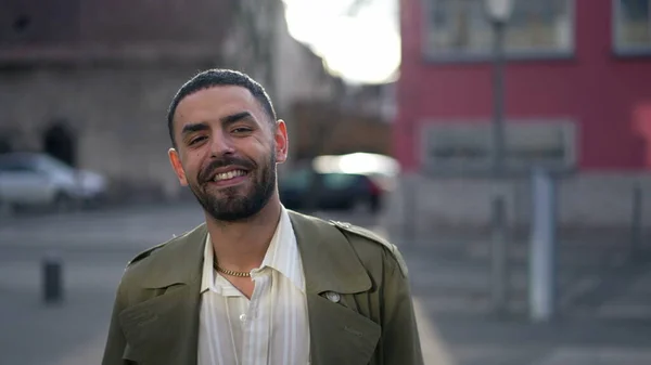 幸せなアラブ人の男がカメラに向かって歩いている 中東の男性の笑顔と自信の動きで撮影追跡 — ストック写真