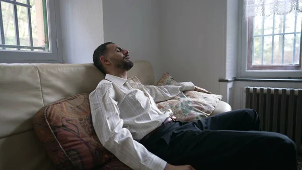 Orta Doğulu Bir Adam Bütün Gün Çalıştıktan Sonra Koltukta Dinleniyor — Stok fotoğraf