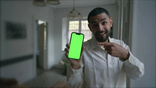 Ein Glücklicher Arabischer Mann Zeigt Smartphone Bildschirm Mit Chroma Taste — Stockfoto