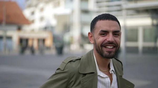 喜びに満ちた中東人の肖像笑顔と笑いの街の通りの外に立っている 自信を持っているアラブの男性 — ストック写真