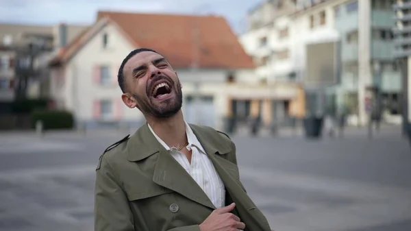 一个快乐的中东年轻人站在城市街道上自信地微笑着 一个阿拉伯男性的肖像 — 图库照片