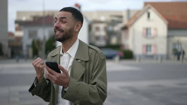 Orta Doğulu Bir Adam Elinde Cep Telefonu Cihazıyla Internetten Içeriği — Stok fotoğraf