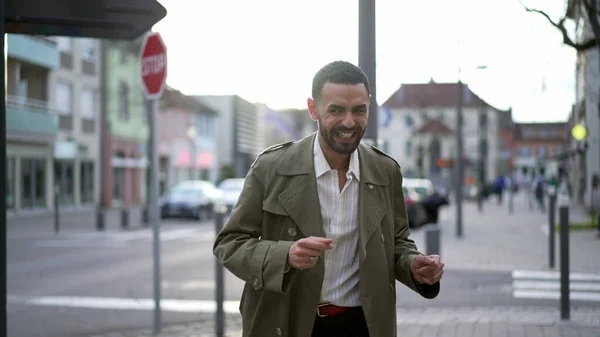 カメラを向けながら街の外でお祝いのダンスをしている幸せなアラブ人男性 ジャケットを着た中東の男性が成功を祝う — ストック写真