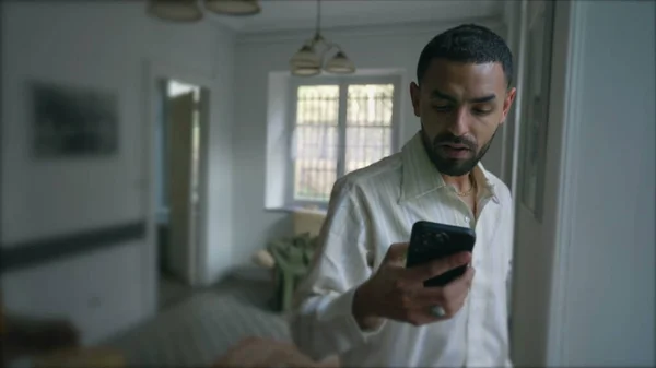 Jeden Młody Człowiek Bliskiego Wschodu Sprawdza Telefon Stojąc Domu Przy — Zdjęcie stockowe