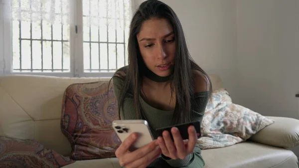 携帯電話のデバイスでクレジットカード情報を置くプロダクトをオンラインで購入する1つの中東の若い女性 アラブ大人の女の子オンラインで購入 — ストック写真