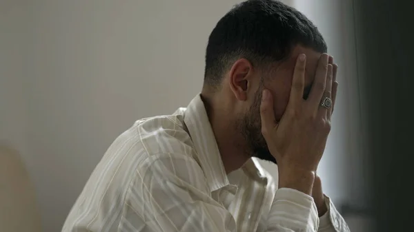 Frustrierter Mann Der Unter Emotionalen Schmerzen Leidet Verzweifelte Person Nahaufnahme — Stockfoto