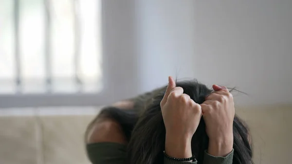 Een Wanhopige Jonge Vrouw Die Huilt Van Frustratie Spijt Angst — Stockfoto