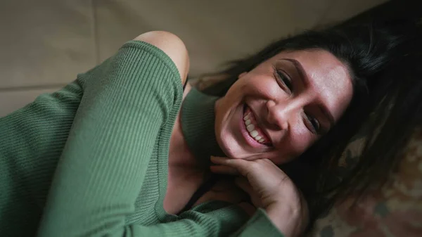 Uma Jovem Alegre Sorrindo Rindo Enquanto Estava Deitada Sofá Closeup — Fotografia de Stock