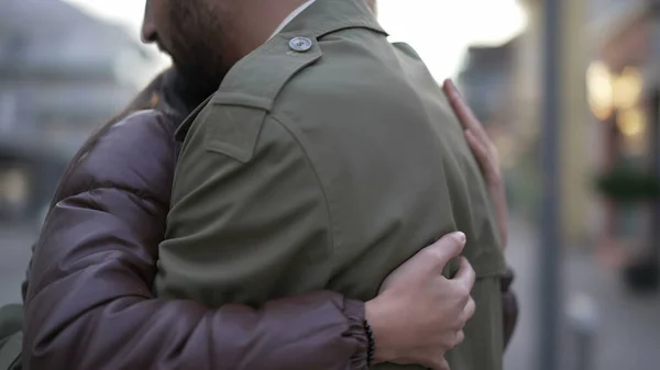 夫婦は共感的な抱擁で通りに立って受け入れる 難しい時代にコンセプトを気にし 理解する 若い男と女の抱擁 — ストック写真
