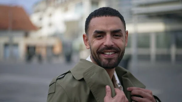 Självsäker Marockansk Man Som Går Stan Spårning Skjuten Rörelse Arabisk — Stockfoto