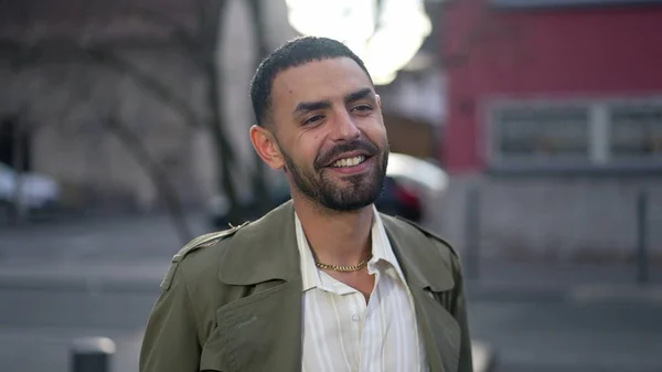 Ένας Ευτυχισμένος Άραβας Προχωράει Προς Την Κάμερα Εντοπισμός Πυροβόλησε Κίνηση — Φωτογραφία Αρχείου
