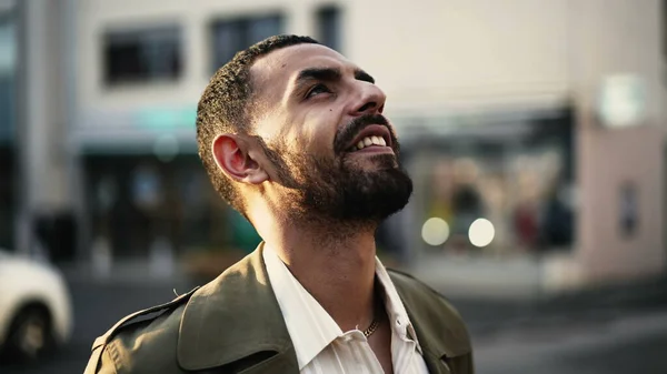 Homem Árabe Esperançoso Rua Olhando Para Céu Contemplação Rastreamento Tiro — Fotografia de Stock
