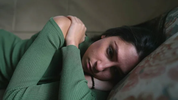 Jedna Zmęczona Młoda Kobieta Leży Kanapie Uczucie Wyczerpania Długim Dniu — Zdjęcie stockowe