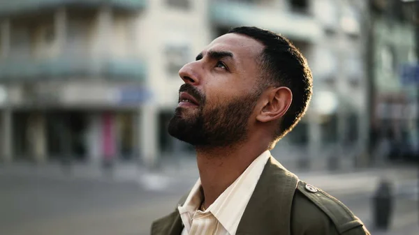 Hoppfull Arabisk Man Som Står Gatan Och Tittar Himlen Kontemplation — Stockfoto