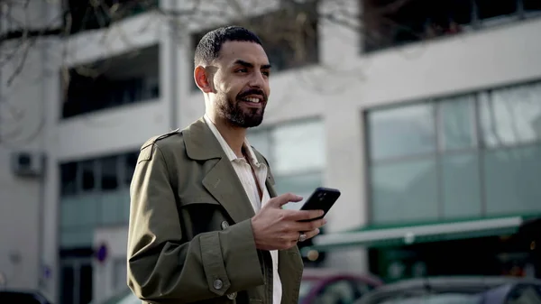 Şehir Caddesinde Duran Cep Telefonu Cihazını Kullanan Düşünceli Mutlu Insan — Stok fotoğraf