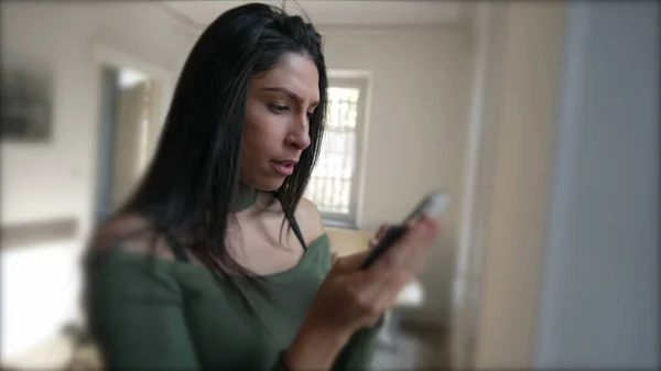 Μια Ενήλικη Γυναίκα Κάνει Ψηφιακή Αγορά Στο Smartphone Στο Σπίτι — Φωτογραφία Αρχείου