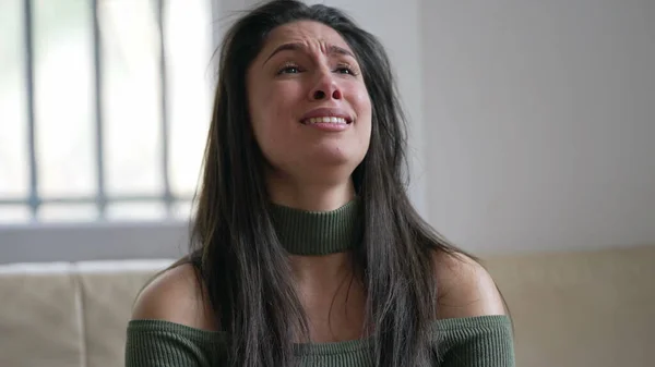 Μια Απελπισμένη Νεαρή Γυναίκα Κλαίει Από Απογοήτευση Και Λύπη Αγχωμένη — Φωτογραφία Αρχείου