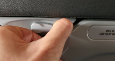 Uçak tepsisi masası kilitlendi. Yolcu koltuğunun kapanış tablosunu açıp kapatma