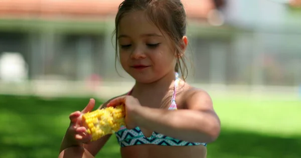 Criança Comer Milho Fora Quintal Garotinha Come Lanche Saudável Espiga — Fotografia de Stock