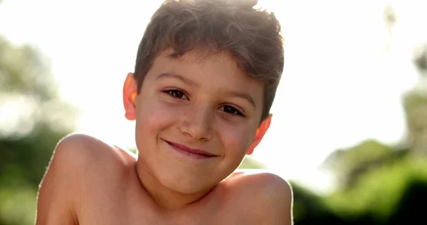 Портрет Хлопчика Який Посміхається Камери Відкритому Повітрі Полум Щасливий Дитина — стокове фото
