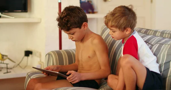 Niño Hermano Usando Tableta Dispositivo Jugando Videojuegos Con Hermano Pequeño — Foto de Stock
