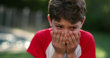 Çocuk duygularını değiştiriyor, mutluluktan üzüntüye geçiyor.