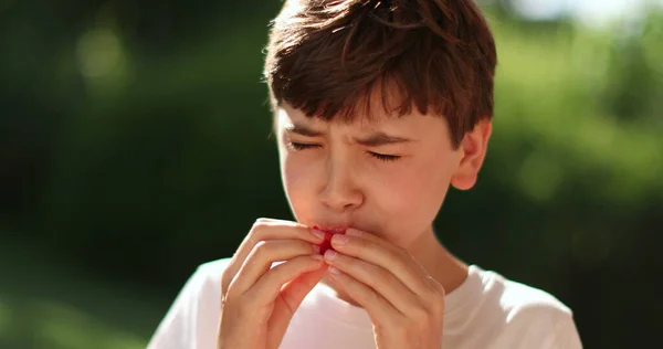 Enfant Garçon Manger Des Collations Fruits Extérieur — Photo