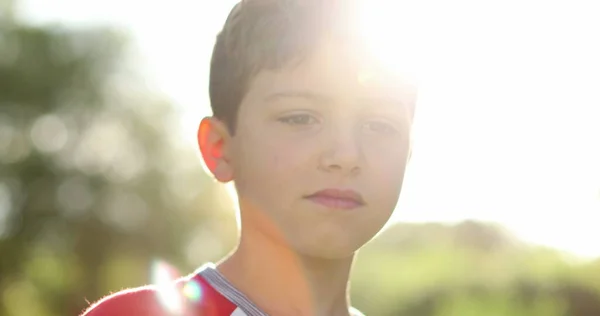 Παιδί Πρόσωπο Αγόρι Χαμογελά Εξωτερικό Φακό Φωτοβολίδα Λάμπει — Φωτογραφία Αρχείου