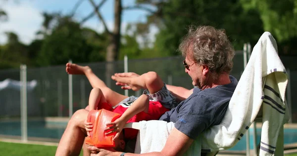 Ehrlicher Großvater Spielt Sommer Mit Enkelkind Freien — Stockfoto