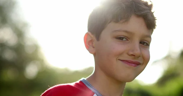 Дитячий Хлопчик Обличчям Посміхається Відкритому Лінзі Блискуче — стокове фото