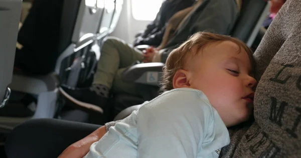 Спокойный Спящий Малыш Внутри Коммерческого Рейса Ребенок Спит Время Полета — стоковое фото