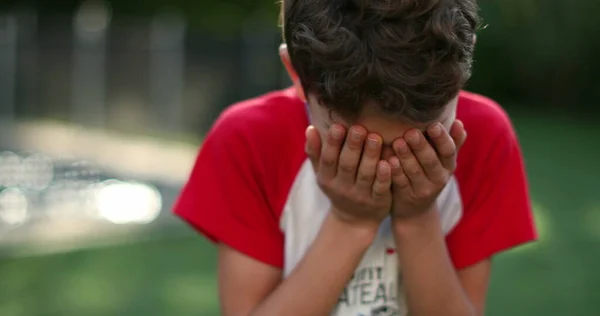 Ребенок Меняет Эмоции Переходя Счастья Расстройству Печали — стоковое фото