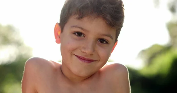 Enfant Garçon Portrait Souriant Caméra Extérieur Avec Fusée Éclairante Enfant — Photo