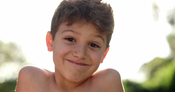 Çocuk Portresi Dışarıdaki Kameraya Işaret Fişeğiyle Gülümsüyor Yaz Boyunca Mutlu — Stok fotoğraf