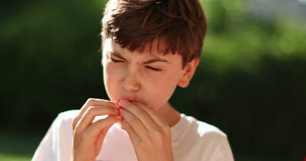 Kind Jongen Eten Fruit Snack Buiten — Stockfoto