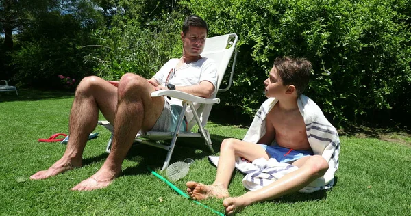 Lässiger Vater Und Kind Gemeinsam Draußen Hinterhof Nach Dem Schwimmbad — Stockfoto
