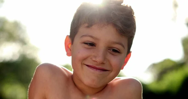 Niño Retrato Niño Sonriendo Cámara Aire Libre Con Bengala Niño —  Fotos de Stock