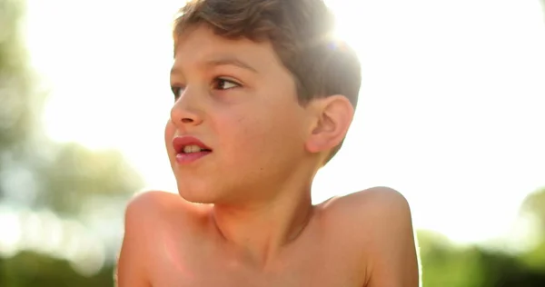 Випадковий Відвертий Красивий Молодий Хлопчик Відкритому Повітрі Сонячним Сяйвом — стокове фото