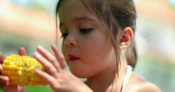 Anak Perempuan Makan Jagung Luar Ruangan Alam Dalam Piknik — Stok Foto