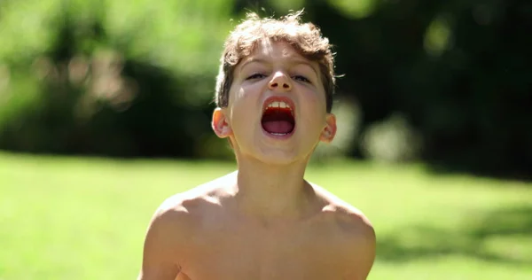 Yavaş Çekimde Avazı Çıktığı Kadar Bağıran Çocuk Kızgın Çocuk Kameraya — Stok fotoğraf