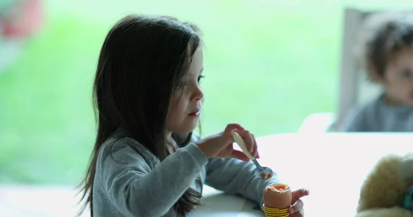 Szczera Dziewczynka Jedząca Jajko Oeuf Coque — Zdjęcie stockowe