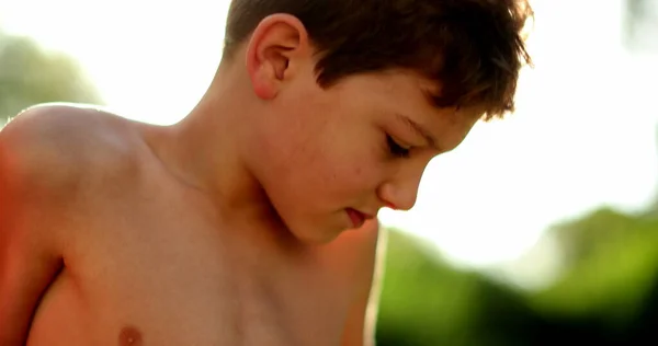 屋外の日光レンズフレアで子供の男の子 夏の日差しの中でハンサムな子供の肖像画 — ストック写真