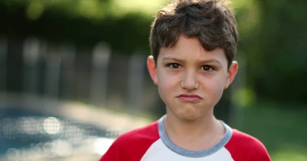 Copilul Își Schimbă Emoțiile Trecând Fericit Supărat Trist — Fotografie, imagine de stoc