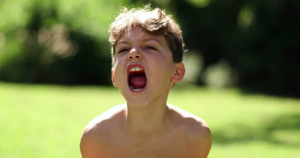 Дитячий Хлопчик Кричить Зверху Від Легенів Повільному Русі Злий Хлопець — стокове фото