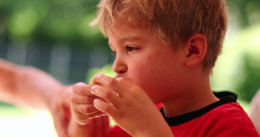Bebecik ailesiyle kahvaltı yapıyor. Çocuk sabahları krep yiyor.