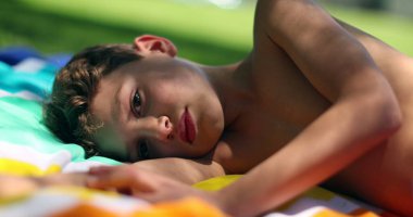 Düşünceli, düşünceli çocuk düşüncesi doğanın dışında kaldı. Düşünceli genç çocuk dışarıda