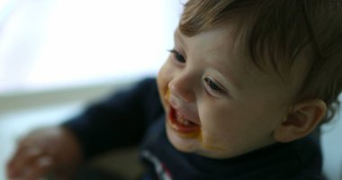 Mutlu erkek bebeği besliyorum. Veliler oğullarına yemek veriyor.