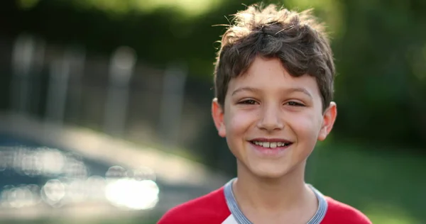 Erkek Çocuk Kameraya Gülümseyip Arka Bahçede Sallıyor Mutlu Genç Çocuk — Stok fotoğraf