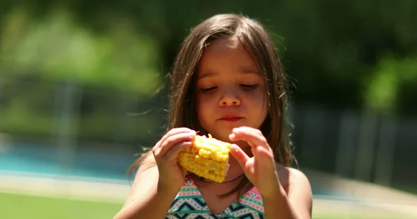 Gadis Kecil Yang Lucu Makan Camilan Jagung Sehat Luar Selama — Stok Foto