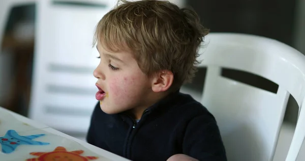 Söt Uttråkad Pojke Vid Lunchbordet Gester Med Handen — Stockfoto